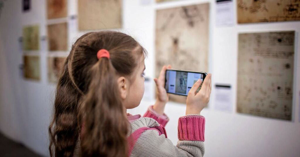 Usos da realidade aumentada na educação, com visita a museus